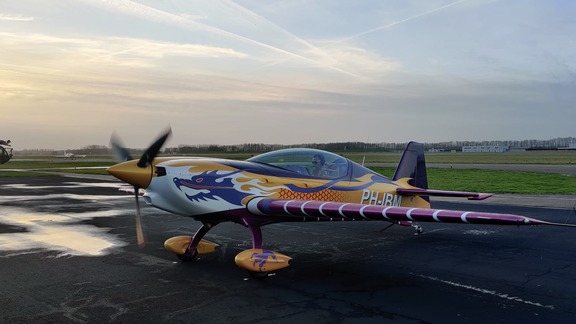 Aerobatics Extra 330 Lelystad